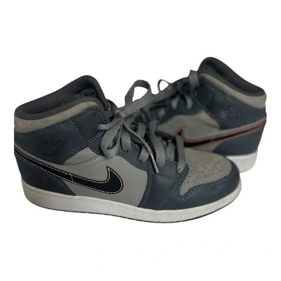 Nike Jordan 1 Mid SE Shoes Boys SZ. 5.5Y Black Grey Basketball Sneak. FQ8341-017